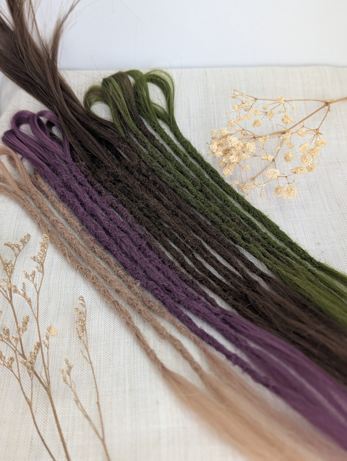 Anfertigungen Individuelle Dreadlock Anfertigungen, Dreadlock Extensions, echte Dreads, synthetische Dreads, Wolldreads und handgefertigter Dreadschmuck